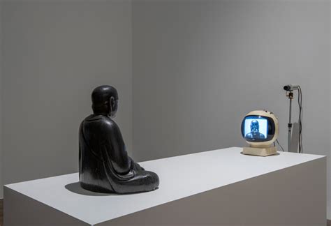 Das Flüstern der Zeit: Eine Reflexion über die Vergänglichkeit im Werk von Nam June Paik  TV Buddha!