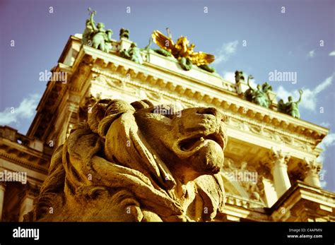   Der Steinerne Löwe - Monumentale Steinmetzarbeit und Symbol der Macht!