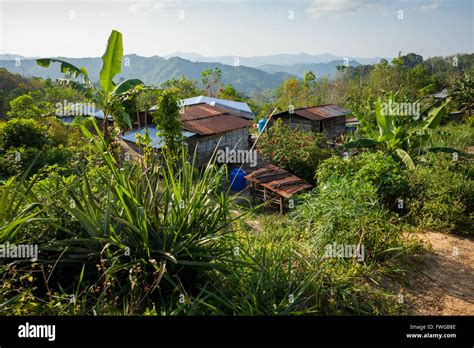  Kampong Scenery - Eine symphonische Farblandschaft mit nostalgischem Charme!