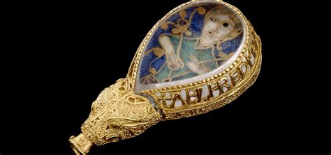 The Alfred Jewel! Ein funkelndes Beispiel für Anglo-Saxonische Kunstfertigkeit und Mystik