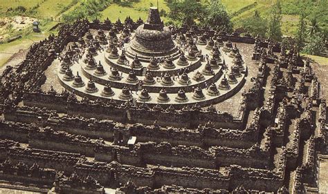  Der Schlafender Buddha aus Borobudur: Ein Meisterwerk der spirituellen Vertiefung und detaillierten Schnitzkunst!