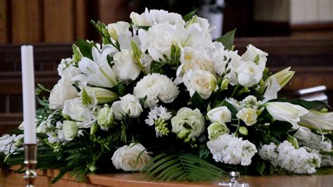 What Color of Flowers for Funeral: A Discussion on Symbolism and Personal Expression